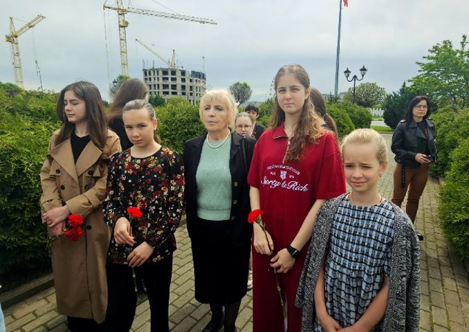Церемония возложения цветов к Стеле «Город воинской славы» 